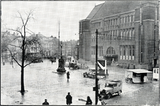 126044 Gezicht op de Neude te Utrecht met rechts het hoofdpostkantoor (Neude 11).